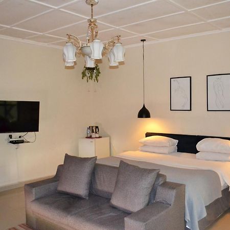 Bougainvilla Boutique Hotel & Restaurant ルブンバシ エクステリア 写真