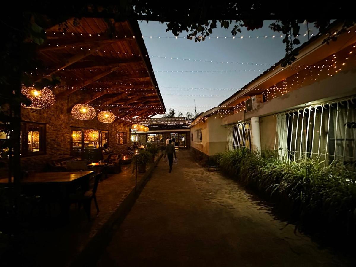 Bougainvilla Boutique Hotel & Restaurant ルブンバシ エクステリア 写真